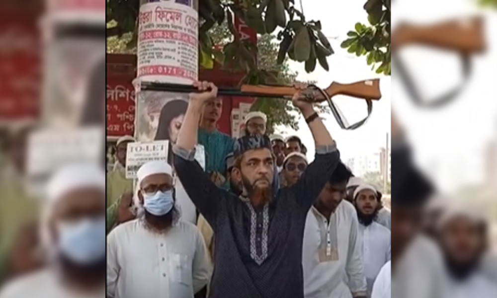ডামি রাইফেল নিয়ে মিছিল, আতঙ্ক সৃষ্টির অভিযোগে গ্রেপ্তার এক