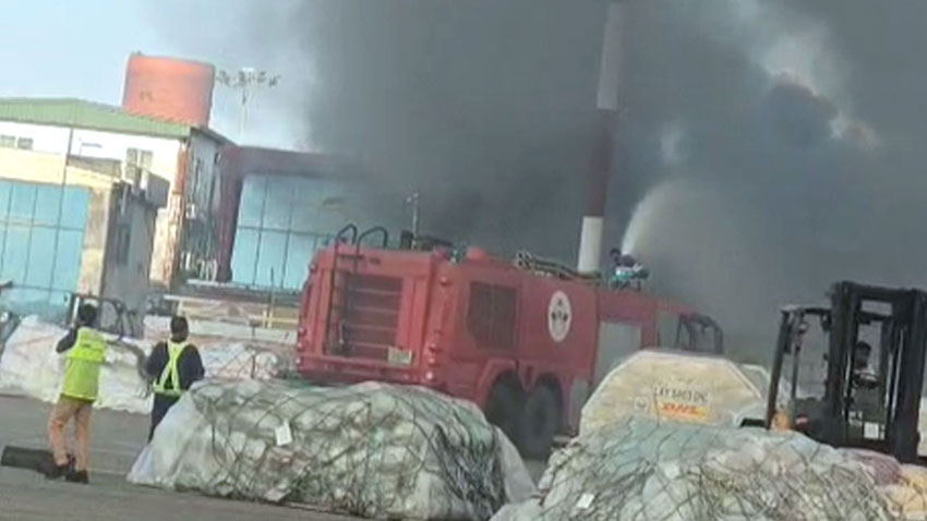 ছয় ঘণ্টা পার হলেও বিমানবন্দরের আগুন পুরোপুরি নিয়ন্ত্রণে আনা সম্ভব হয়নি