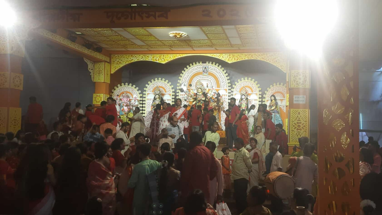 বিজয়া দশমী : চলছে প্রতিমা বিসর্জনের প্রস্তুতি