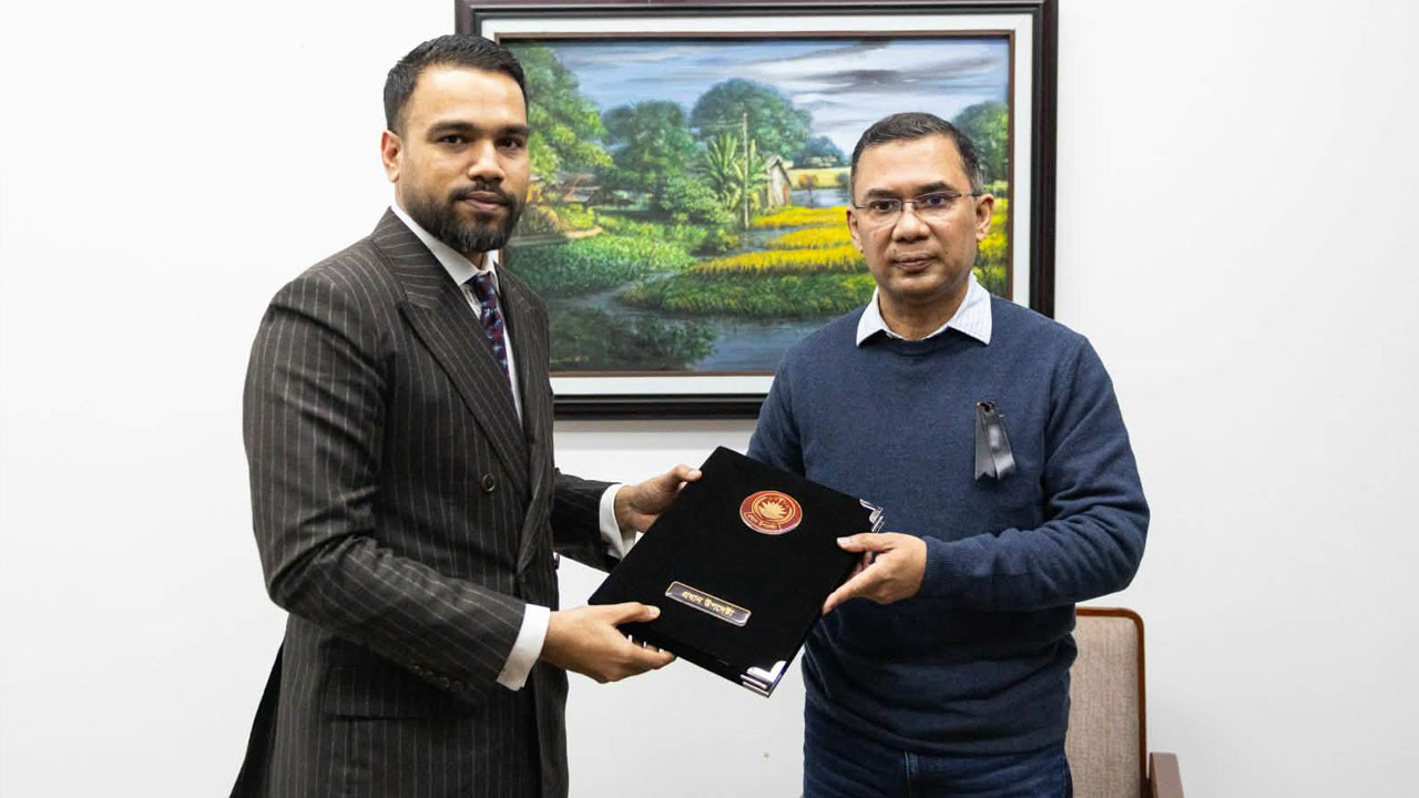 খালেদা জিয়ার মৃত্যুতে তারেক রহমানের হাতে প্রধান উপদেষ্টার শোকবার্তা